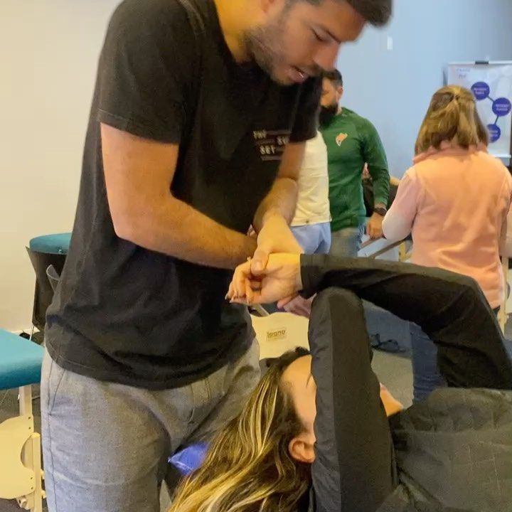 Fisioterapeuta fazendo mobilização articular em paciente